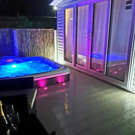 Premium Accommodation With Luxury Hot-Tub And Decking Area, Near Fantasy Island Ingoldmells Exterior foto