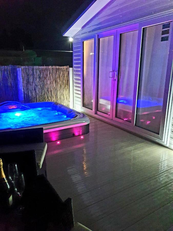 Premium With Luxury Hot-tub And Decking Area, Near Fantasy Island