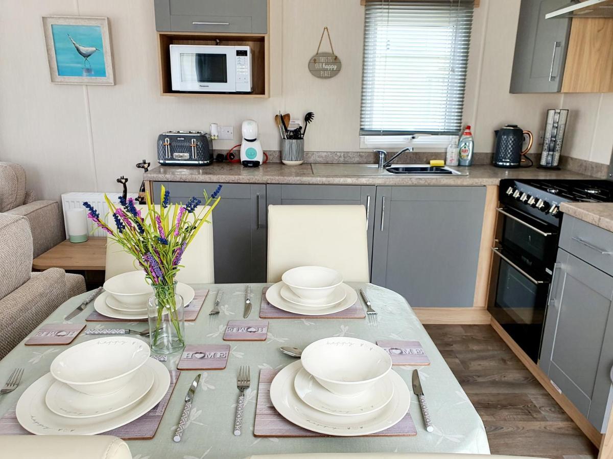 Premium With Luxury Hot-tub And Decking Area, Near Fantasy Island Casa vacanze *