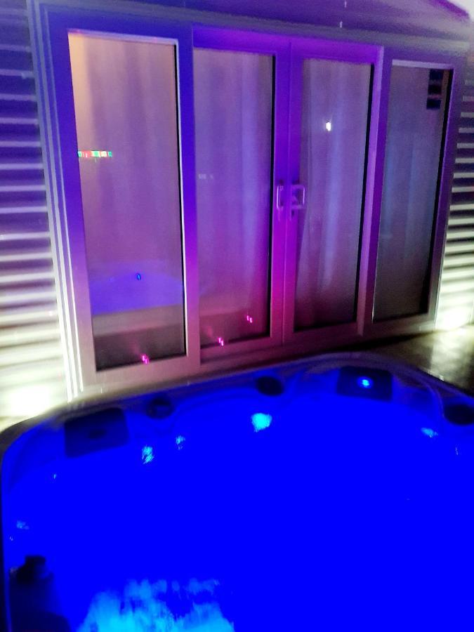 Premium With Luxury Hot-tub And Decking Area, Near Fantasy Island Casa vacanze