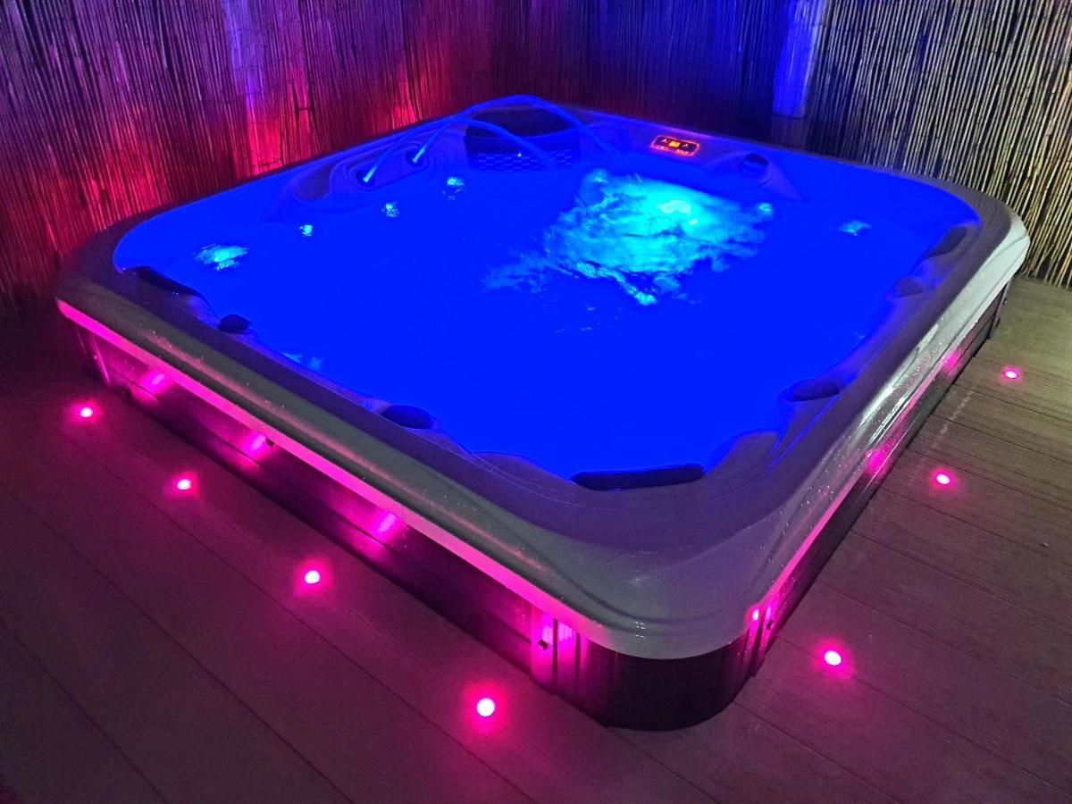 Premium With Luxury Hot-tub And Decking Area, Near Fantasy Island * Ingoldmells
