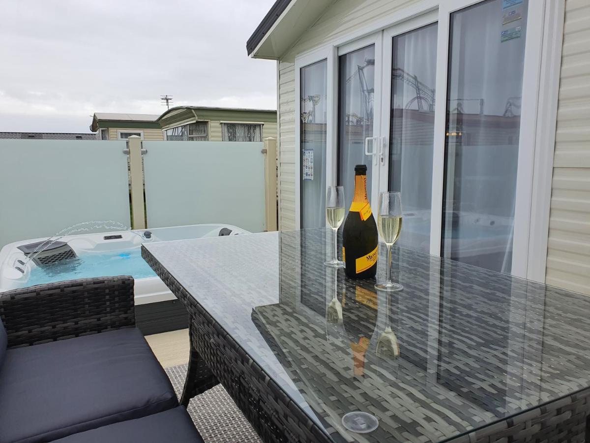 Premium With Luxury Hot-tub And Decking Area, Near Fantasy Island Ingoldmells