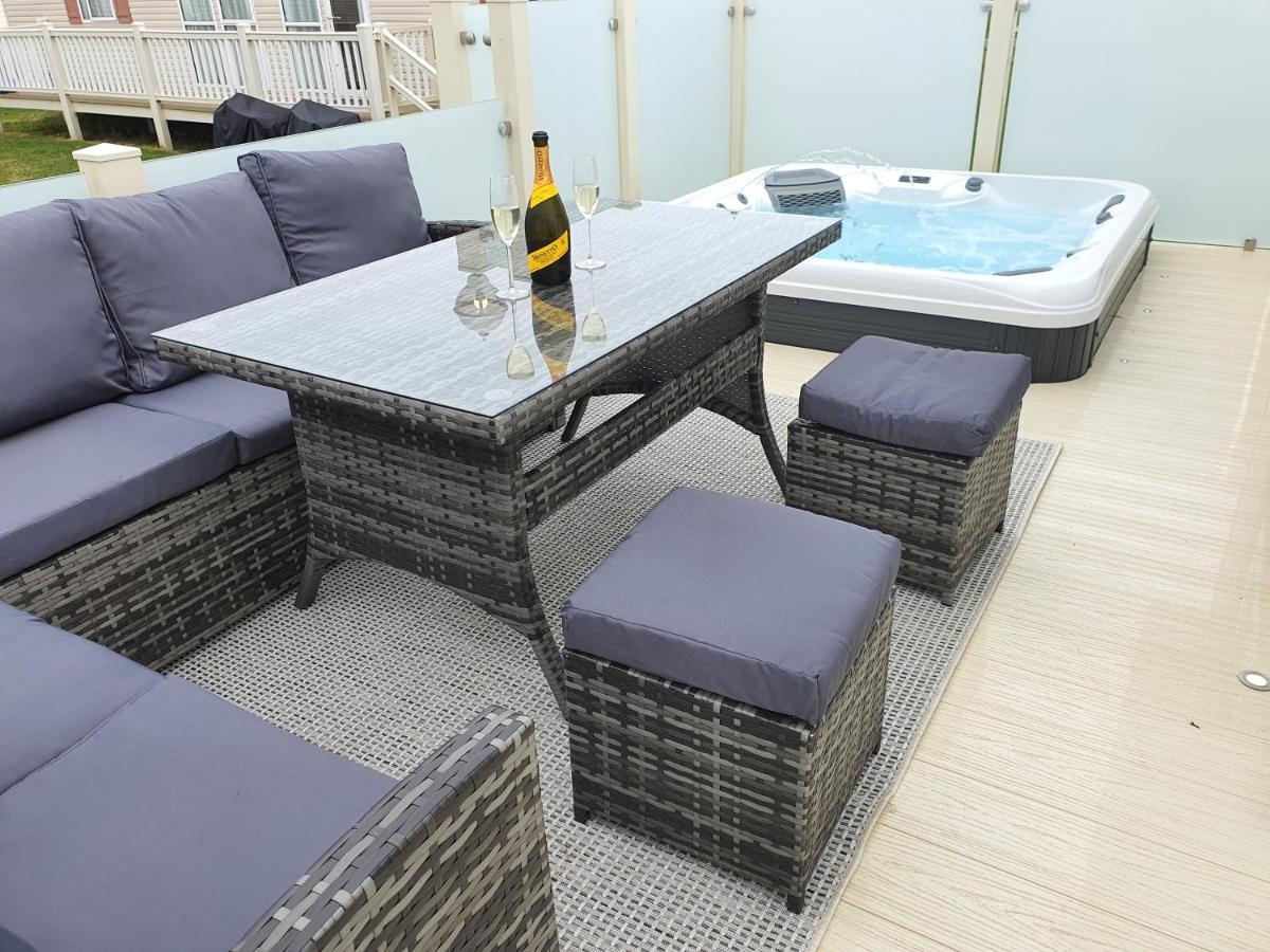 Premium With Luxury Hot-tub And Decking Area, Near Fantasy Island Casa vacanze
