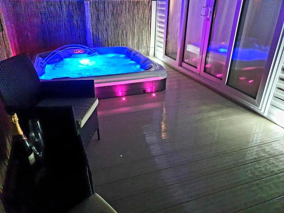Premium With Luxury Hot-tub And Decking Area, Near Fantasy Island Casa vacanze *