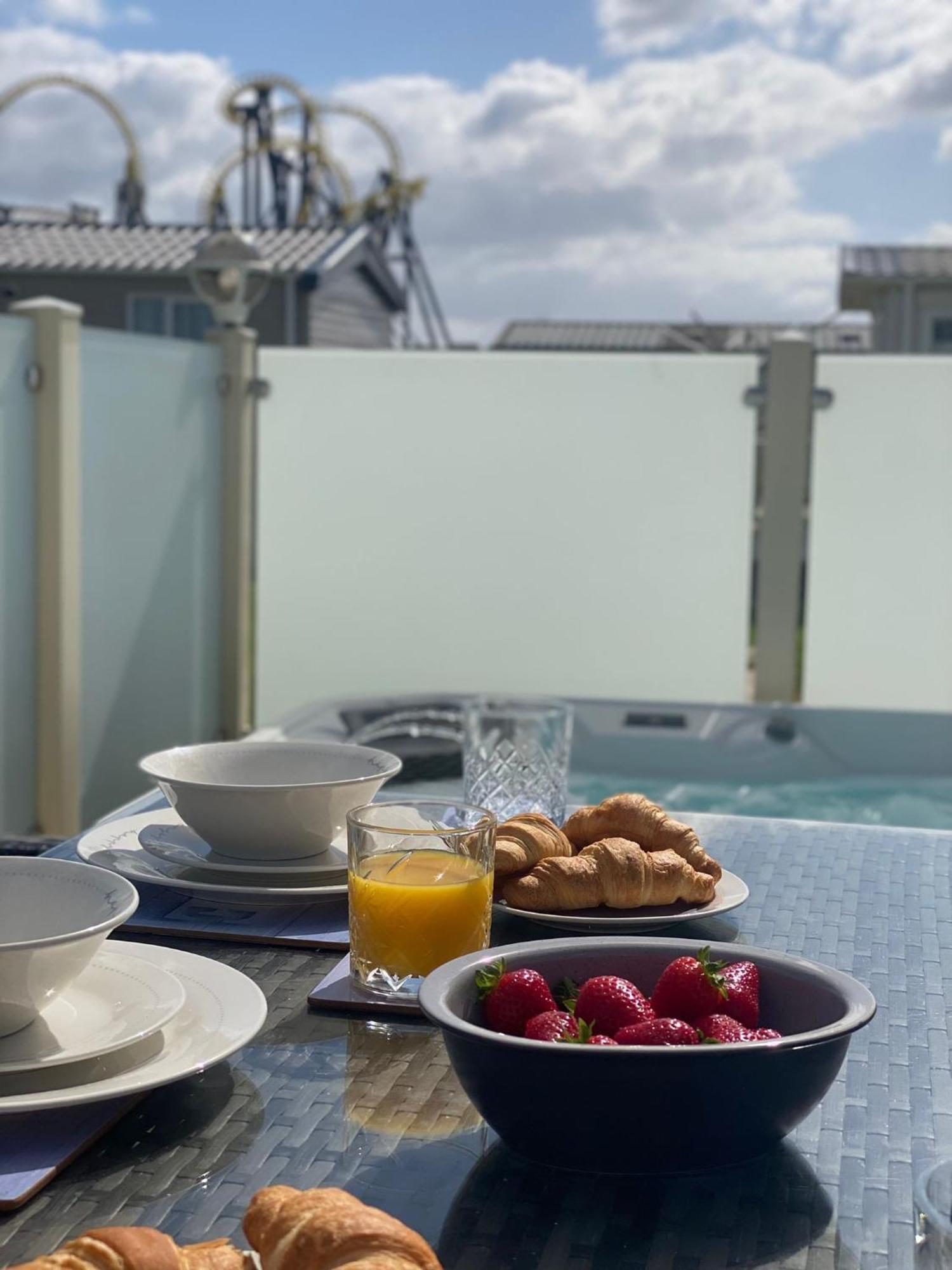 Premium With Luxury Hot-tub And Decking Area, Near Fantasy Island Casa vacanze *