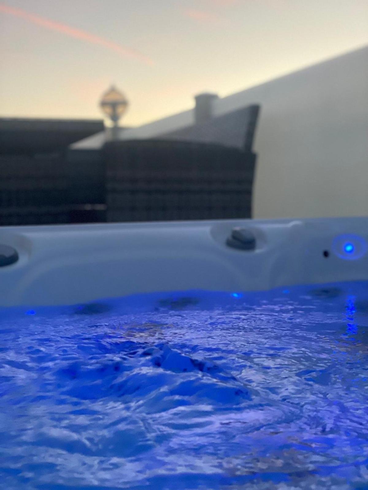 Premium With Luxury Hot-tub And Decking Area, Near Fantasy Island