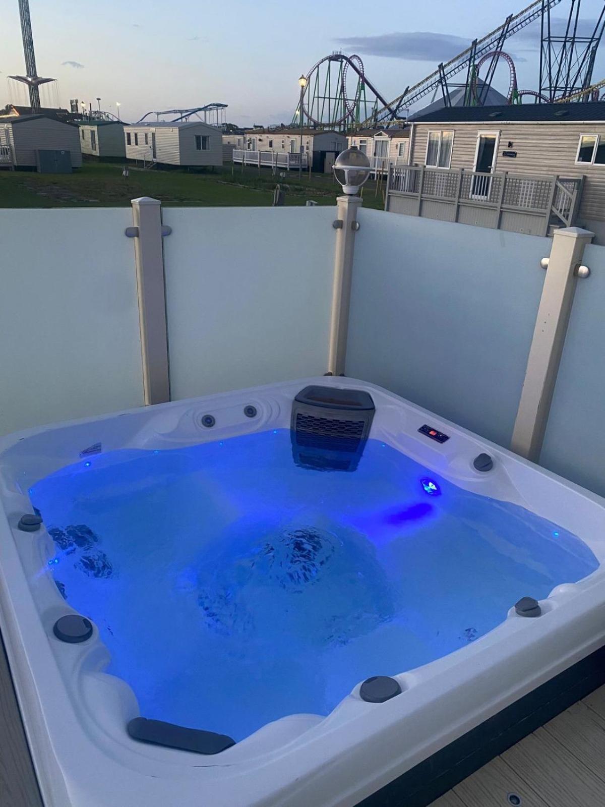 Premium With Luxury Hot-tub And Decking Area, Near Fantasy Island Casa vacanze