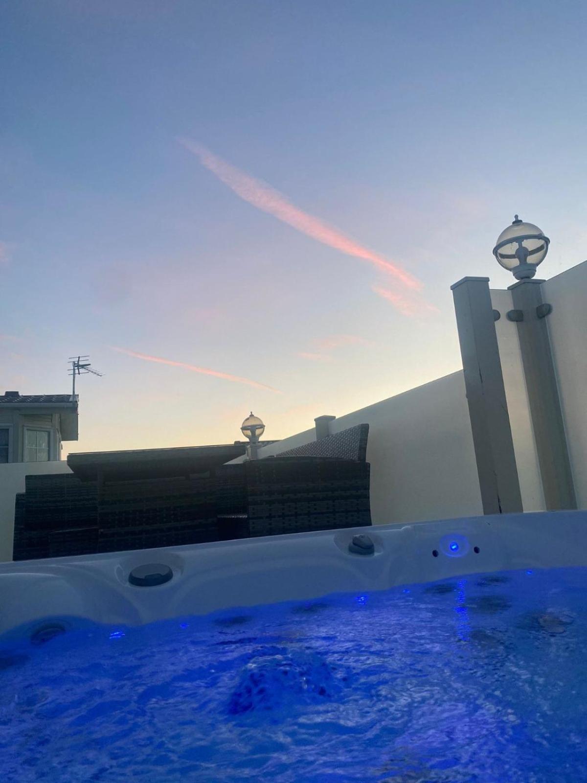 Premium With Luxury Hot-tub And Decking Area, Near Fantasy Island *